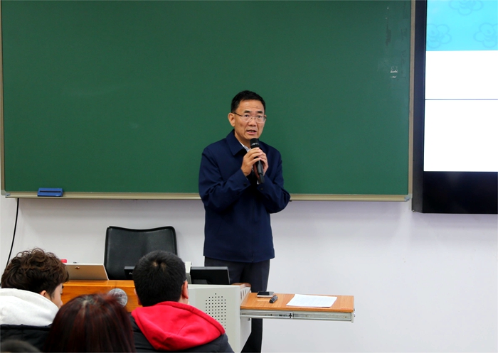 1全国政协委员、中国农业科学院原党组书记张合成研究员授课.JPG